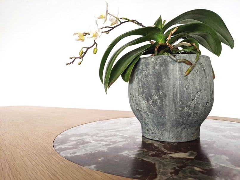 Table sur mesure en chêne avec incrustation d'un marbre. détail du marbre avec une très belle orchidée.