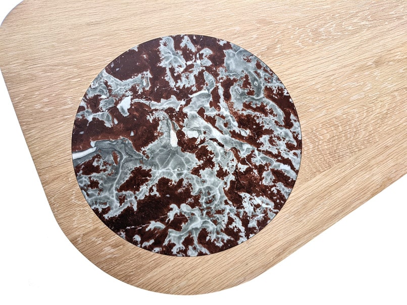 Table sur mesure en chêne avec incrustation d'un marbre. détail du marbre.
