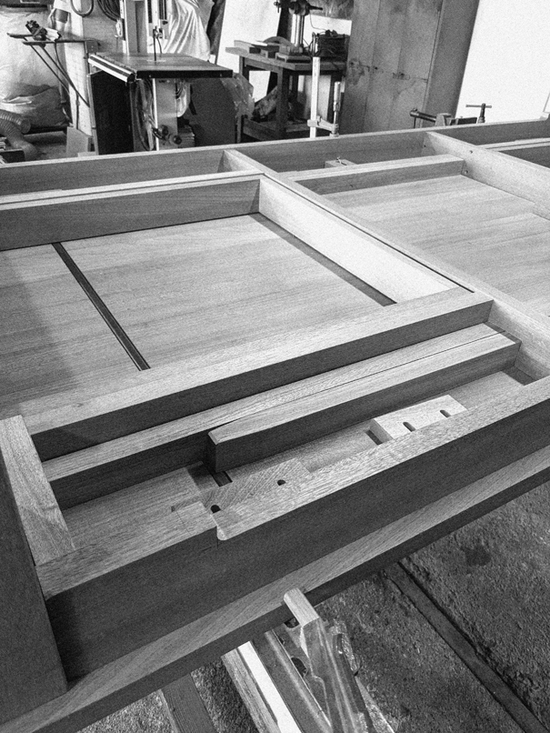 Table à rallonges en bois de sapelli. Création atelier Jules B.