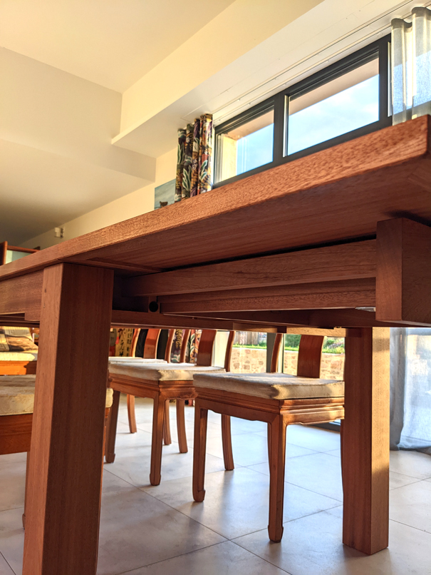 Table à rallonges en bois de sapelli. Création atelier Jules B.