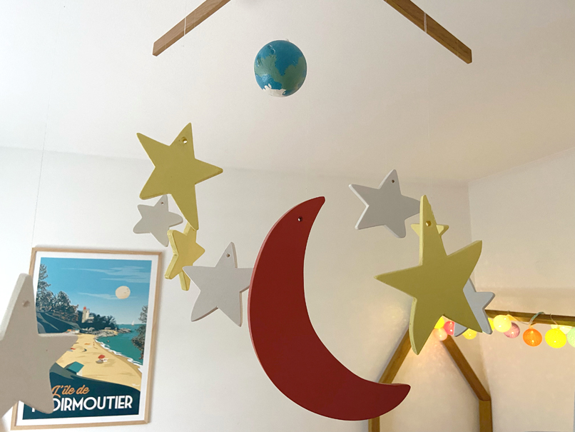 Mobile étoile et lune pour chambre d'enfant.