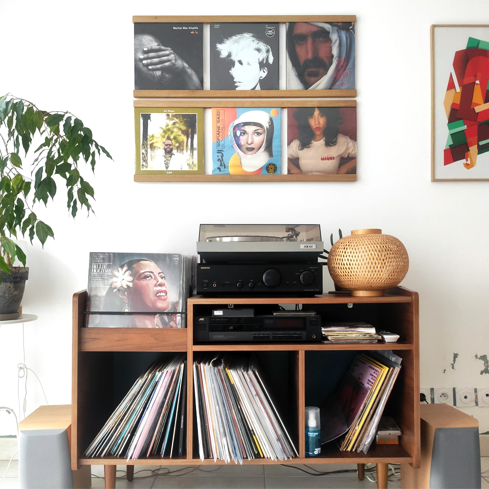 Support mural pour disques vinyles atelier JulesB exposé au dessus d'un meuble de rangement pour vinyles.